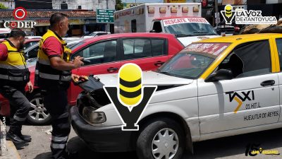 Víbora se mete a un taxi en Huejutla y pone en apuros a taxista
