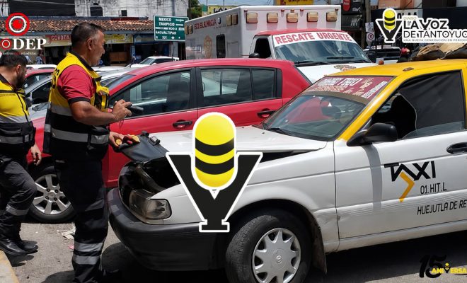 Víbora se mete a un taxi en Huejutla y pone en apuros a taxista
