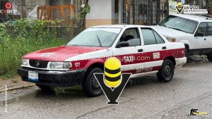 Taxi se impacta contra camioneta estacionada en la colonia La Pedrera, en Tantoyuca 
