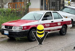 Taxi se impacta contra camioneta estacionada en la colonia La Pedrera, en Tantoyuca