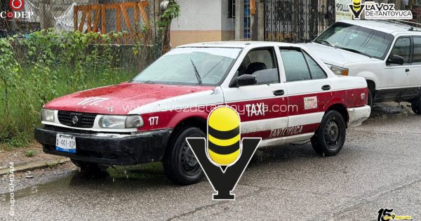 Taxi se impacta contra camioneta estacionada en la colonia La Pedrera, en Tantoyuca