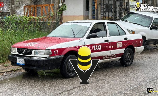Taxi se impacta contra camioneta estacionada en la colonia La Pedrera, en Tantoyuca