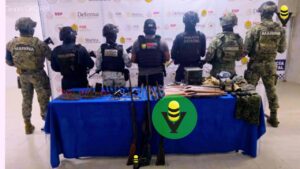 Aseguran armas largas, armas cortas, chalecos, radios, etc, en Cerro Azul 
