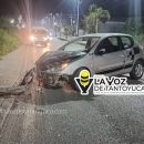 Conductor abandona su vehículo tras chocar contra un poste