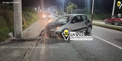 Conductor abandona su vehículo tras chocar contra un poste