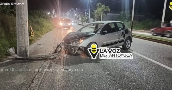 Conductor abandona su vehículo tras chocar contra un poste