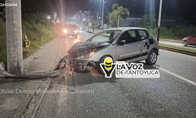 Conductor abandona su vehículo tras chocar contra un poste