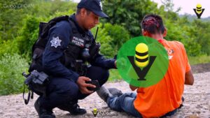 Auxilian a hombre tras caer de su propia altura 