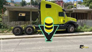 Tractocamión se va al corralón; dejaron estacionado sobre una banqueta 