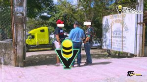 Tractocamión se va al corralón; dejaron estacionado sobre una banqueta 