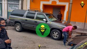 Robaban ropa y las guardaban en una camioneta estacionada: los detienen 