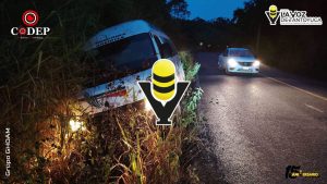 Percance de una combi dejó unidad fuera de la carretera México - Tampico