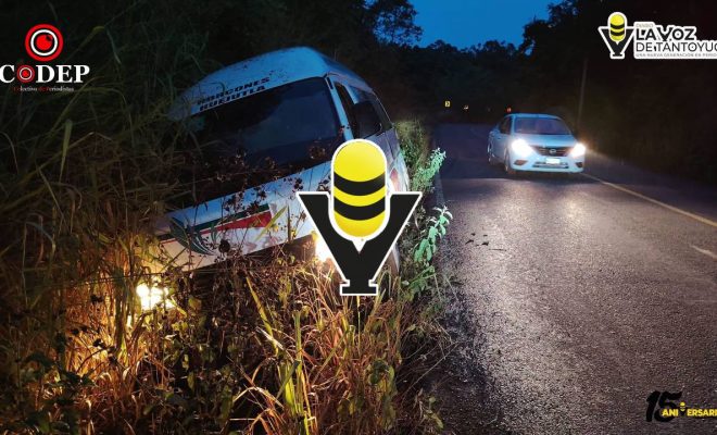 Percance de una combi dejó unidad fuera de la carretera México - Tampico