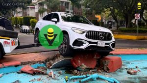 Camioneta de lujo termina en una fuente de Polanco tras aparatoso accidente 