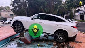 Camioneta de lujo termina en una fuente de Polanco tras aparatoso accidente 