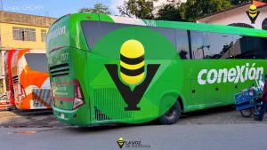 Operador de autobús provoca percance vial sobre la Platón Sánchez