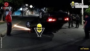 Honda vuelca tras impactar dos vehículos estacionados en Huejutla
