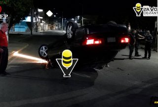 Honda vuelca tras impactar dos vehículos estacionados en Huejutla