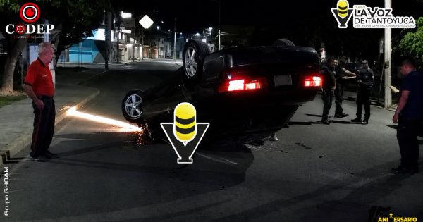 Honda vuelca tras impactar dos vehículos estacionados en Huejutla