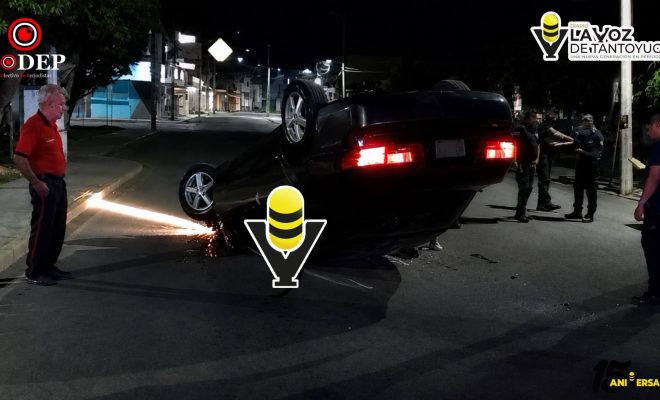 Honda vuelca tras impactar dos vehículos estacionados en Huejutla