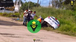 Taxi termina en un canal tras ser impactado por el tren 