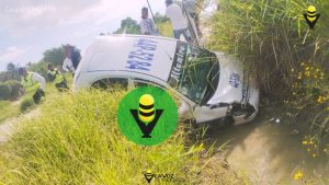 Taxi termina en un canal tras ser impactado por el tren 