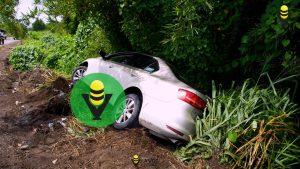 Pierde el control de su vehículo y termina fuera de la carretera 