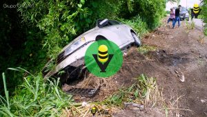 Pierde el control de su vehículo y termina fuera de la carretera 
