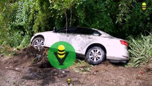 Pierde el control de su vehículo y termina fuera de la carretera 