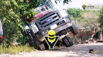 Camioneta cae a cuneta en Benito Juárez