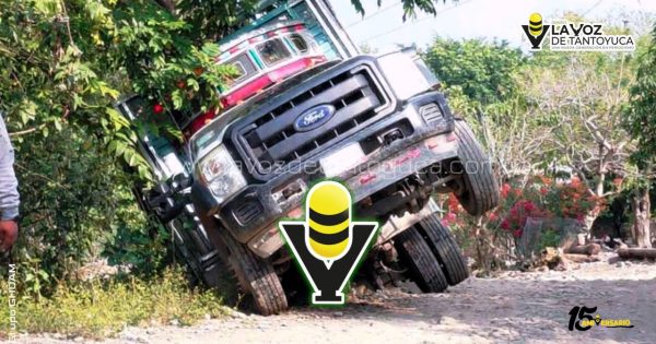 Camioneta cae a cuneta en Benito Juárez