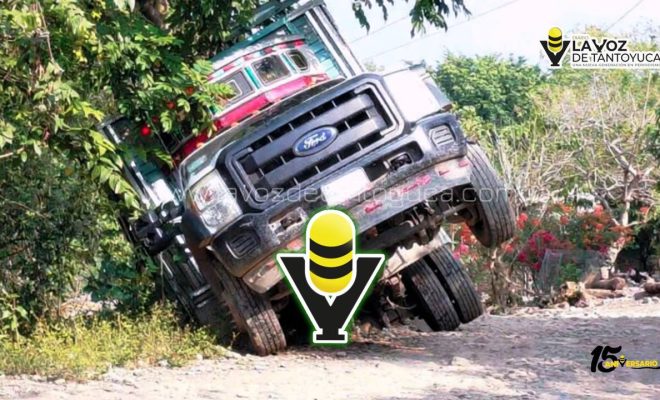 Camioneta cae a cuneta en Benito Juárez