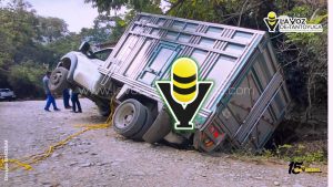 Camioneta cae a cuneta en Benito Juárez