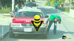 Motociclista resulta ileso tras chocar contra un taxi, en Tantoyuca