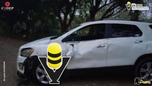 Conductor resulta ileso tras accidentarse en un camino vecinal, en Tantoyuca