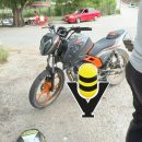 Motociclista se impacta contra auto compacto en la colonia Niños Héroes; resultó ileso