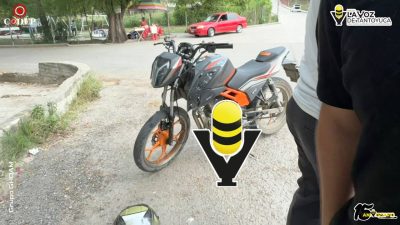 Motociclista se impacta contra auto compacto en la colonia Niños Héroes; resultó ileso