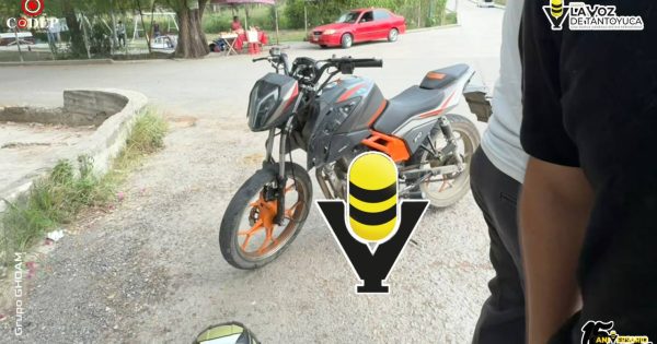 Motociclista se impacta contra auto compacto en la colonia Niños Héroes; resultó ileso