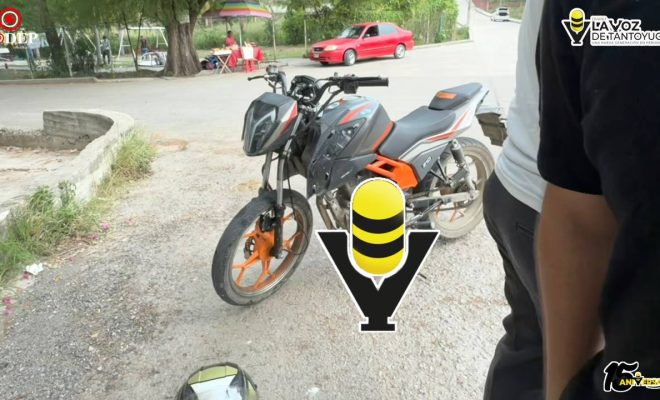 Motociclista se impacta contra auto compacto en la colonia Niños Héroes; resultó ileso