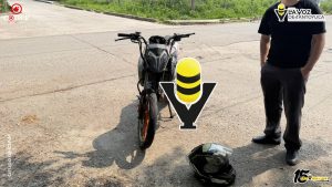 Motociclista se impacta contra auto compacto en la colonia Niños Héroes; resultó ileso