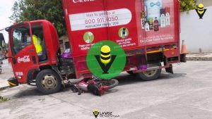 Motociclista termina debajo de un camión de la Coca - Cola tras accidente 