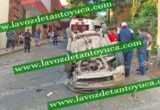 Auto vuelca en la baja del panteón
