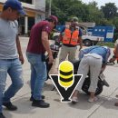 ¡Se llevó un susto! Mujer derrapa en su motoneta en plena avenida, en Tempoal