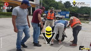 ¡Se llevó un susto! Mujer derrapa en su motoneta en plena avenida, en Tempoal 