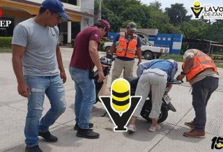 ¡Se llevó un susto! Mujer derrapa en su motoneta en plena avenida, en Tempoal