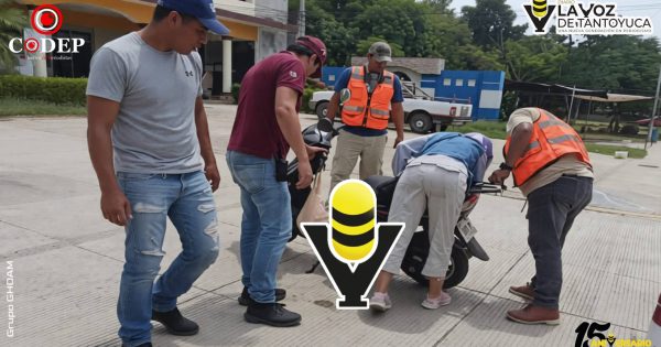 ¡Se llevó un susto! Mujer derrapa en su motoneta en plena avenida, en Tempoal