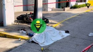 Fallece mujer motociclista tras impactarse contra un poste de luz