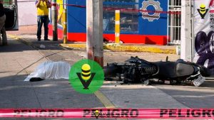 Fallece mujer motociclista tras impactarse contra un poste de luz