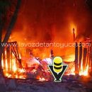 Incendio reduce a cenizas casa en la cabecera municipal, en Tepetzintla
