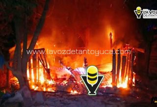 Incendio reduce a cenizas casa en la cabecera municipal, en Tepetzintla